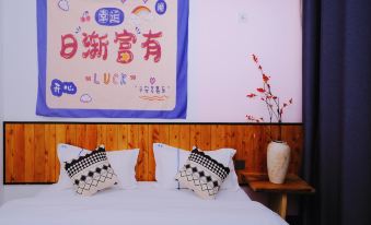Dream Season Inn (Zhangjiajie Tianmenshan Cableway Station)