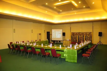 Montana Hotel Syariah Banjarbaru Отели в г. Guntungmanggis