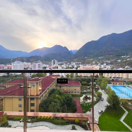 Zhaojun Mountain Villa (Xingshan High-speed Railway Station)