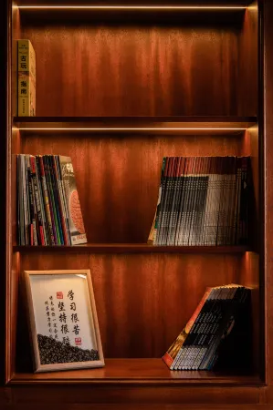 DOMAINE Delman Hotel (Baotou Qingshan District Wanda Plaza) Отели рядом с достопримечательностью «A'erding Botanical Garden»