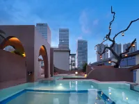 A corner hotel - Infinity Pools