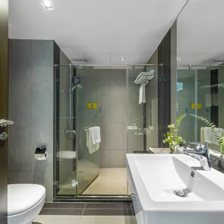 The Mandison Bangkok (formerly Golden Tulip Mandison Suites) Отели рядом с достопримечательностью «Станция надземного метро Phrom Phong»