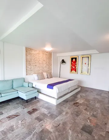 ห้องดีลักซ์เตียงใหญ่พร้อมระเบียง