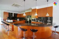 30P Luxurious Balinese Villa Отели в г. 