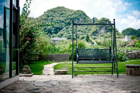 Xingyi Pinfengmingshuwanfeng Отели рядом с достопримечательностью «Fenglin Buyi Scenic Area»