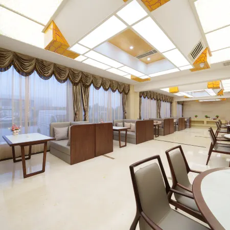Baiheng Jinyi Hotel (Fushan Yingbin Street)