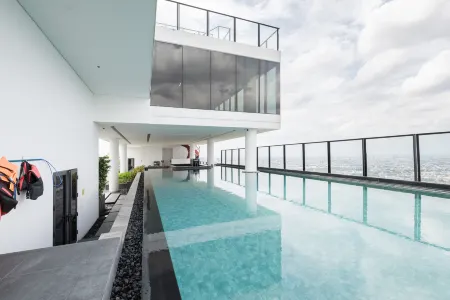 Rama9 Apartment in Bangkok Отели рядом с достопримечательностью «Sathira Dhammasathan»