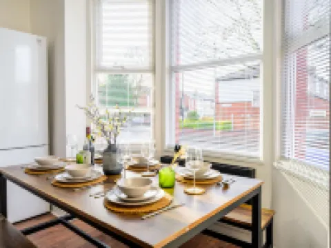 Modern 4-Bed • Free Parking • Work & Leisure Stays Hotels in Stretford