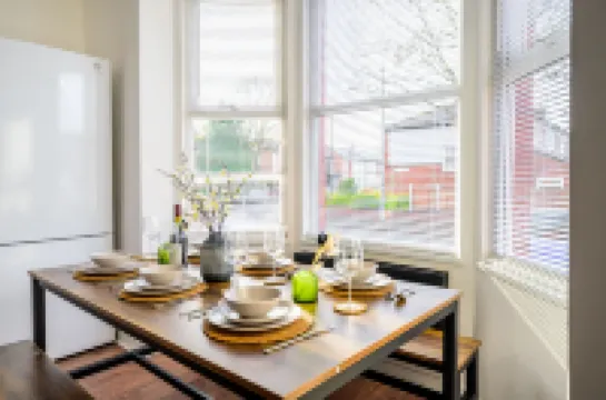 Modern 4-Bed • Free Parking • Work & Leisure Stays