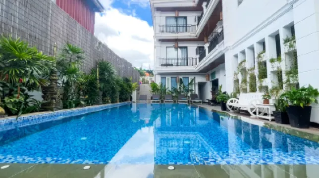 The Center Point Hotels near Street 08