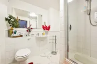 Riverside Townhouse with Private Garden - Виллы