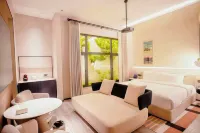 Dalian Manshe Hot Spring Hotel (Donggang Business District Gangwan Square Subway Station)