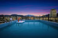 Yujun Hotel (Old Town of Lijiang Branch) - مسبح على السطح