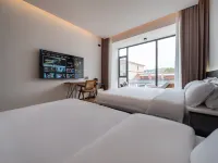 Junyi · Wildscape 180° Panoramic Retreat