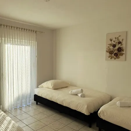 Entire house for teams & groups · sleeps 12 · 1.8 km to Hannover Messe · fast Wi-Fi · parking
