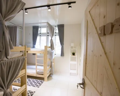 KM Hostel Hotel dekat Bundaran Air Mancur