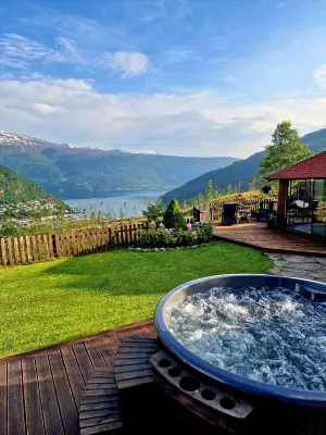 Mountain & Fjord View Apartment | Private Garden & Hot Tub - Wifi
