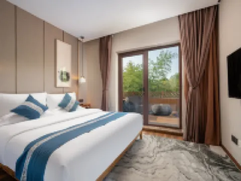 Shangquan Lishe Spring Culture (Daming Lake Chaoran Tower) Hotels in Jinan