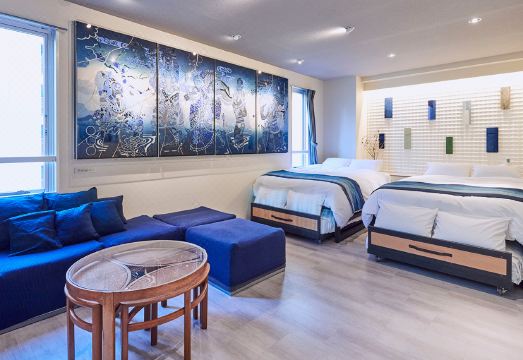 Turn Table 침대 및 커튼