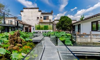 Moonlit Lotus Pond Scenic View Holiday Guesthouse | Nanhu Lakeside, Near Painting Bridge, Hongcun