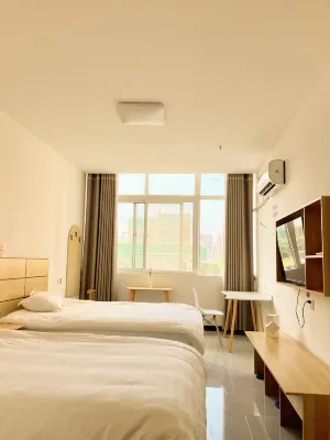 Linquan Guojin Hotel (Linquan Passenger Transport Center) Hotels near Linquan Railway Station