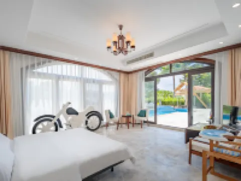 Sun Moon Beach swimming pool courtyard (Shek Mui Wan Shop) โรงแรมในว่านหนิง