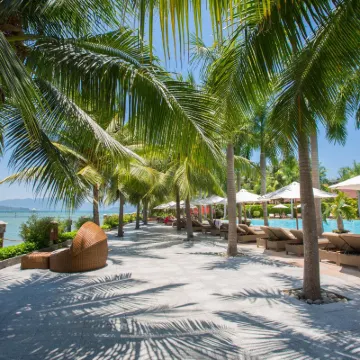 Diamond Bay Resort & Spa Hotels near Hon Tam Island