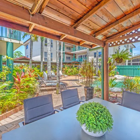 Koala Court Holiday Apartments Отели рядом с достопримечательностью «Кладбище Мак-Леод стрит Пайонир»