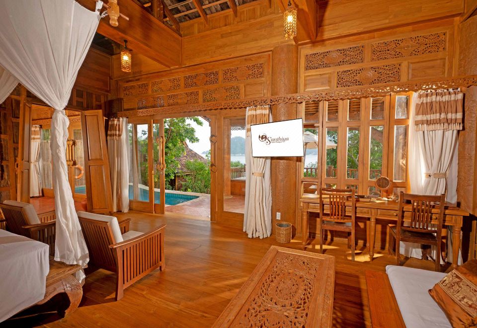 [산티야 리조트의 평화로운 해변 전경]