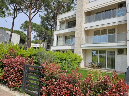 Pinegrove Apartment Отели рядом с достопримечательностью «Bay of Lalzi»