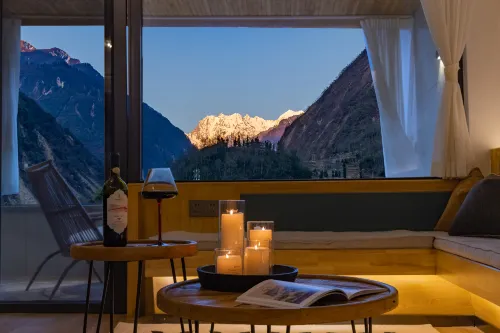 Hailuogou Luanxi Hidden Mountain Snow Mountain Scenic Hot Spring Resort Hote