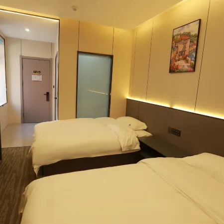 Lanwan Business Hotel (Heihe Central Commercial Pedestrian Street)