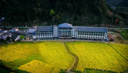 Sunflower Resort Hotel Отели рядом с достопримечательностью «Peng Lai Xian Dong»