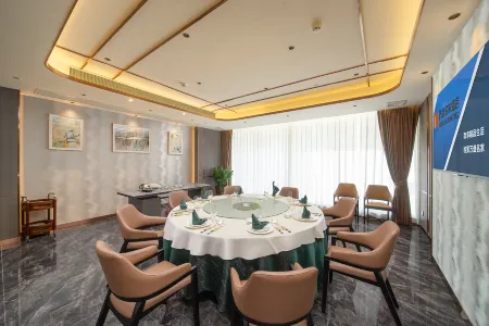 Wellsun Hotel Отели рядом с достопримечательностью «Park Hui»