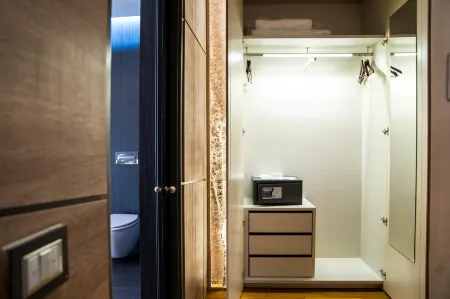 Divina Luxury Hotel Отели рядом с достопримечательностью «Сант-Андреа-делле-Фратте»