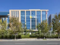 IU Hotel Urumqi High speed Railway Station Branch Hotel di Urumqi