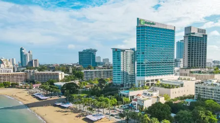 Holiday Inn Pattaya Отели рядом с достопримечательностью «Bann sukhawadee»