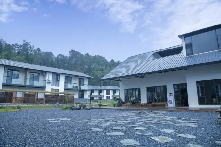 Tangquexi Private Hot Spring Sleep Homestay Отели рядом с достопримечательностью «Bailu Limestone Cave Wonder Peak»