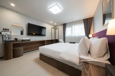 Hound Hotel Gunsan (Business Styler) Hotels near Sinheung-dong Japanese House (Hirotsu House)