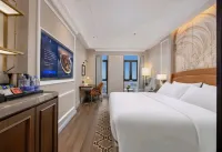 Vienna International Hotel (Anshun Ancient City Gufu Street Branch) - balcony