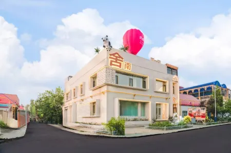 Sunny Artistry House · Borderless Village Residence (Airport Railway Station Store) Отели рядом со станцией Yining Railway Station