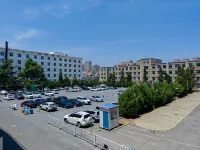 Rujia Huayi Hotel (Dalian Railway Station People's Square Subway Station Branch) فنادق في داليان