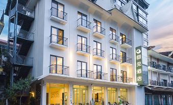 Meet the River View Resort Hotel (Xishuangbanna Jinghong Lancang River Binjiang Avenue)
