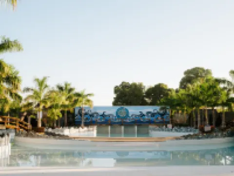 Ilocos Urban Wave Resort Hotel ラワグのホテル