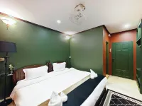 Little Friendly Hotel With Pool (Luang Prabang Old Town-Center Near night market）
