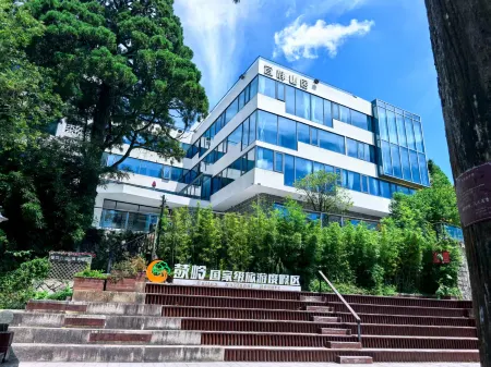 Yijingshanju Light Luxury Resort Hotel (Guling Scenic Area Liushanwang Park Branch) Отели рядом с достопримечательностью «The Gushan Spring Temple»