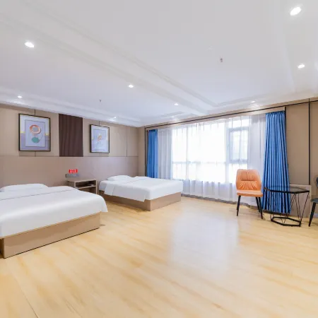 Ease Hotel (Xining Railway Station Xinqian International Plaza)