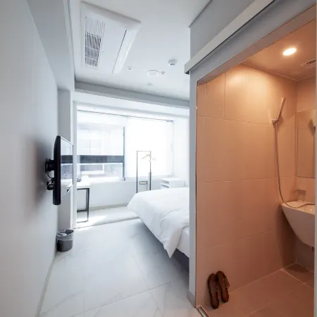 K-Grand Hostel Sinchon Отели рядом с достопримечательностью «Храм Кванхындан»