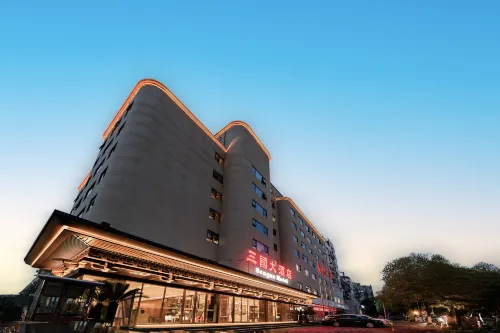 Three Kingdoms Grand Hotel (Hanzhong Central Plaza)