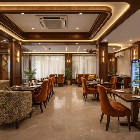 Hotel Urban Royale - IGI Airport Delhi Отели рядом с достопримечательностью «Университет Джавахарлала Неру»